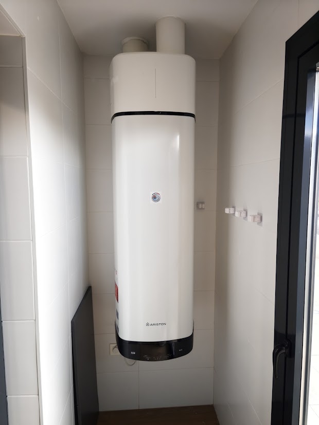 Termo con bomba de calor para agua caliente sanitaria instalado en una vivienda