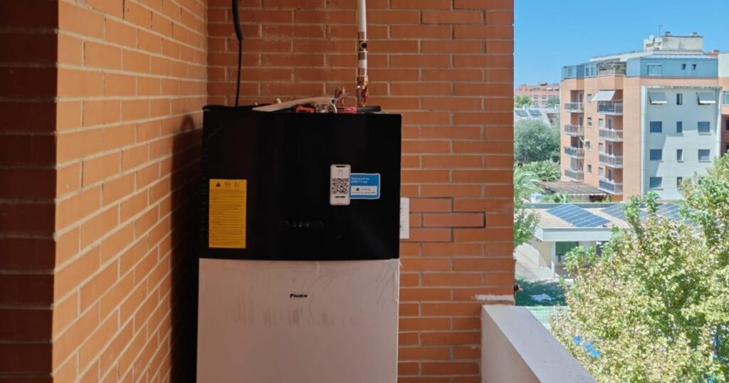 Instalación de aerotermia con acumulador de ACS terminada en un piso de Madrid