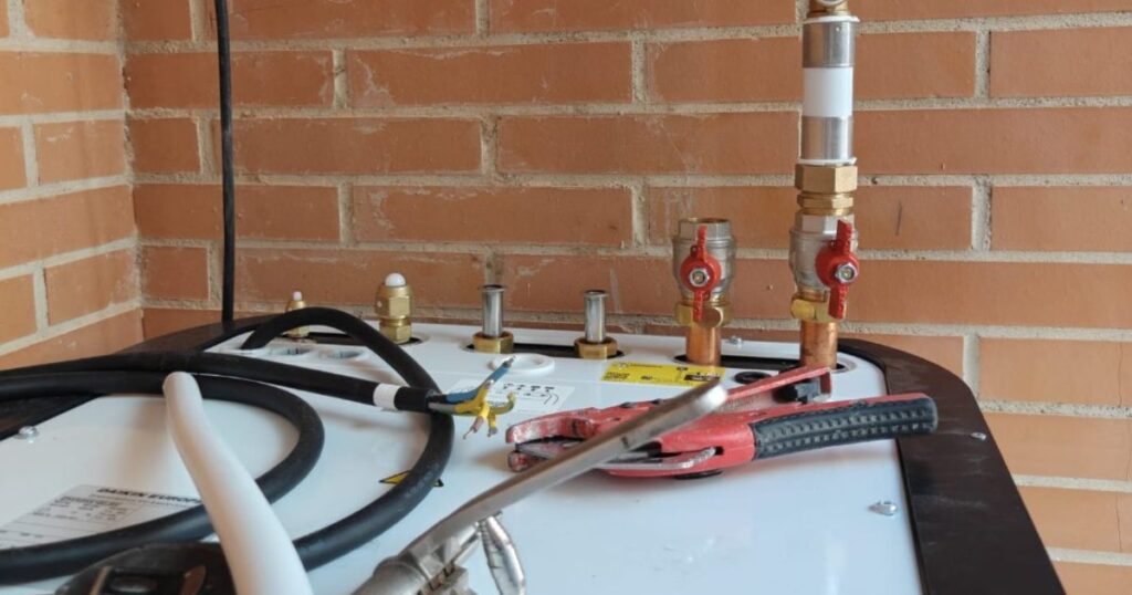 Conexiones hidráulicas del acumulador de ACS de una aerotermia durante una intervención