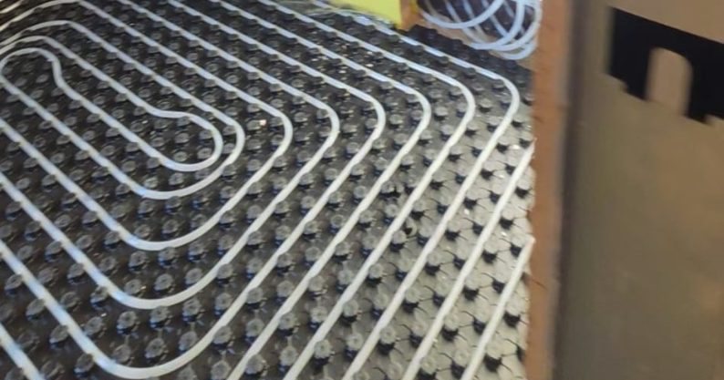 Circuito de suelo radiante instalado en obra para un sistema de aerotermia en Madrid