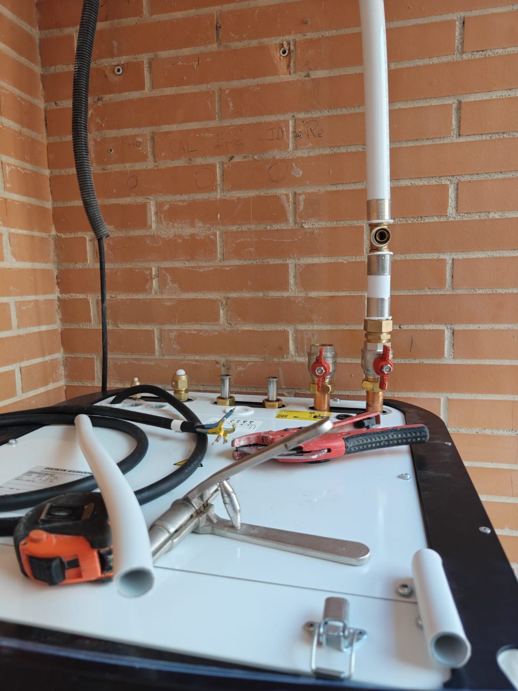 Detalle de las conexiones hidráulicas del acumulador de ACS de una instalación de aerotermia