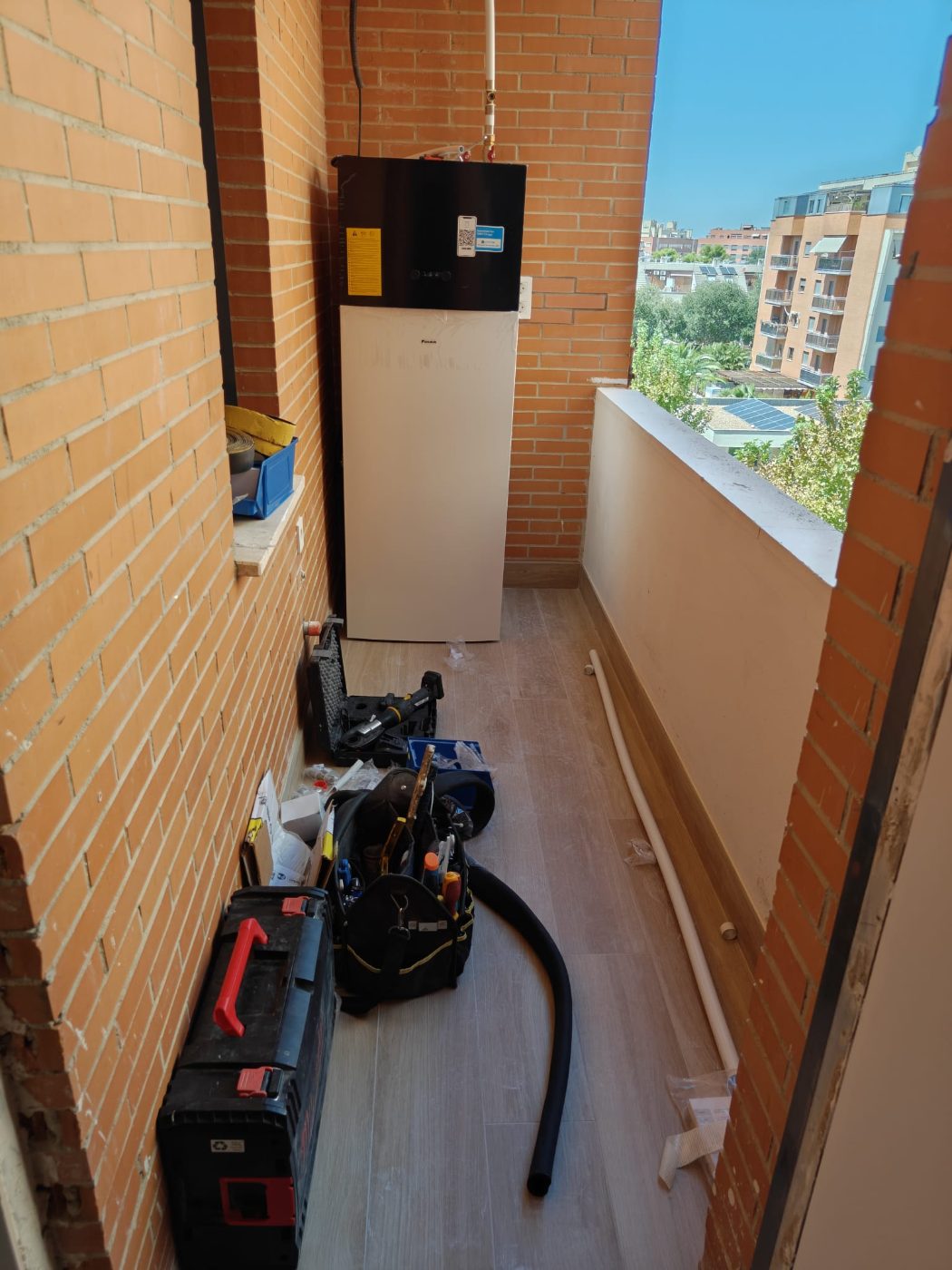 Unidad de aerotermia y acumulador preparados antes de su instalación en un piso de Madrid