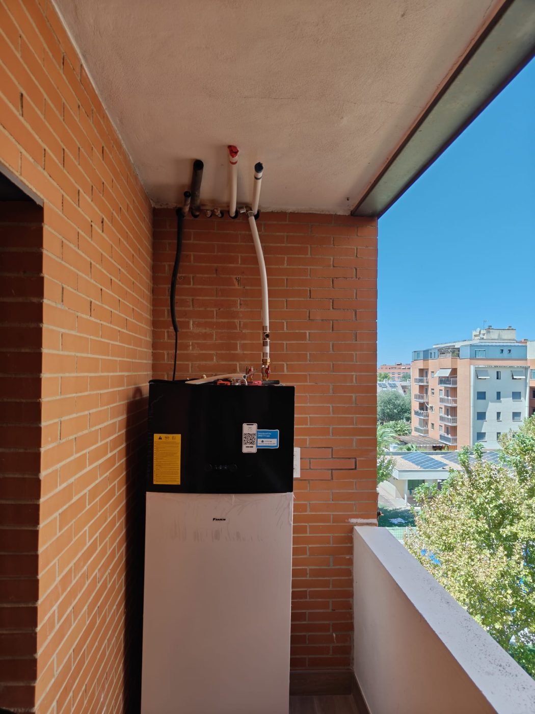 Instalación de aerotermia terminada en un piso de Madrid con unidad interior y acumulador de ACS